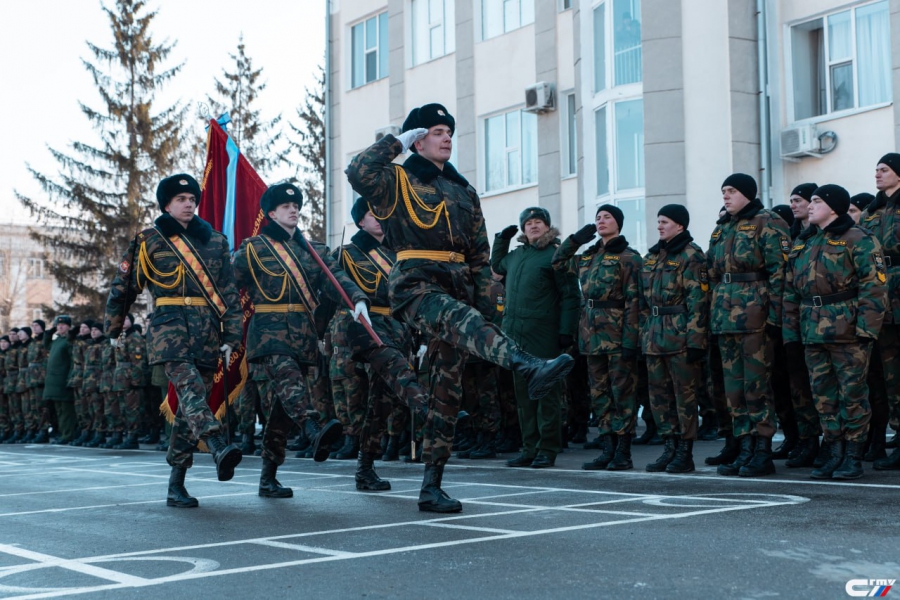 Свыше 400 студентов СГТУ прошли в строю под звуки оркестра