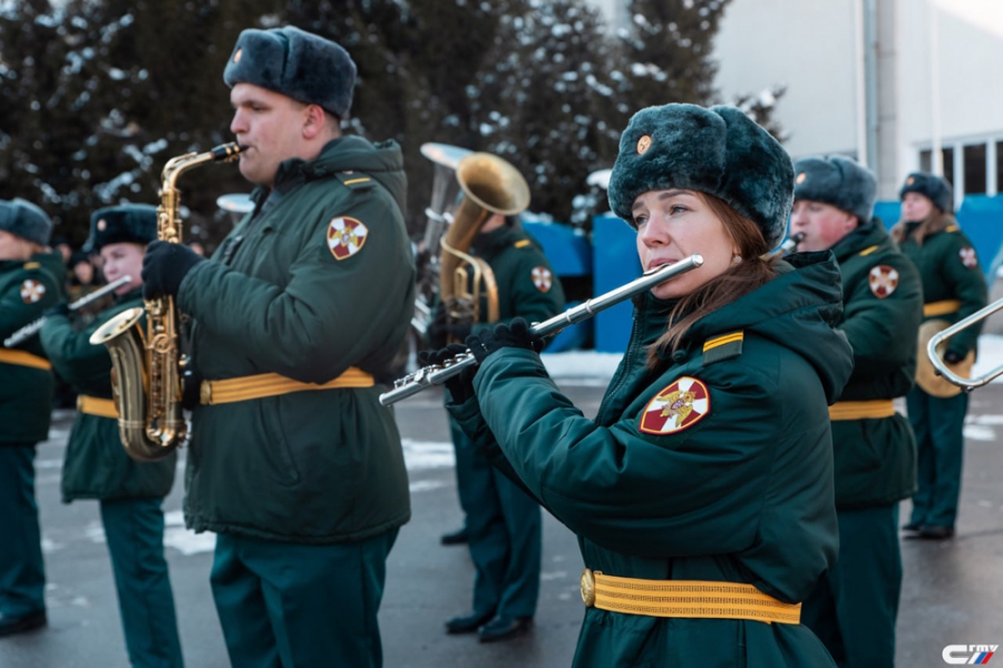 Свыше 400 студентов СГТУ прошли в строю под звуки оркестра