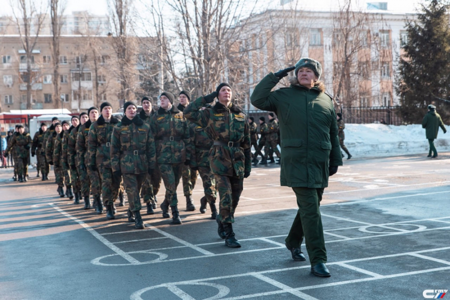 Свыше 400 студентов СГТУ прошли в строю под звуки оркестра