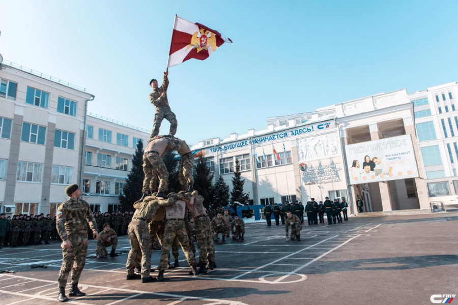 Свыше 400 студентов СГТУ прошли в строю под звуки оркестра