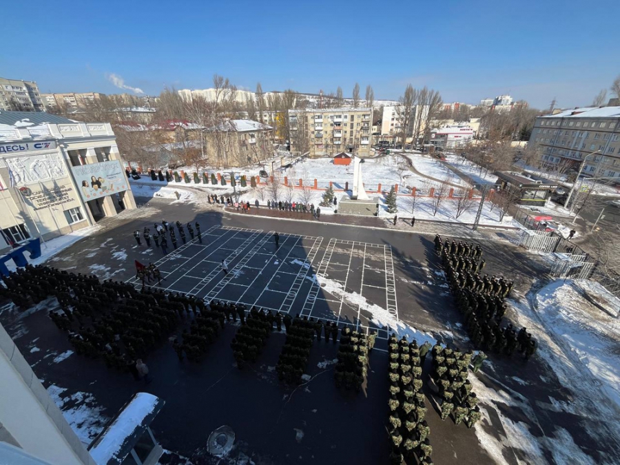 Свыше 400 студентов СГТУ прошли в строю под звуки оркестра