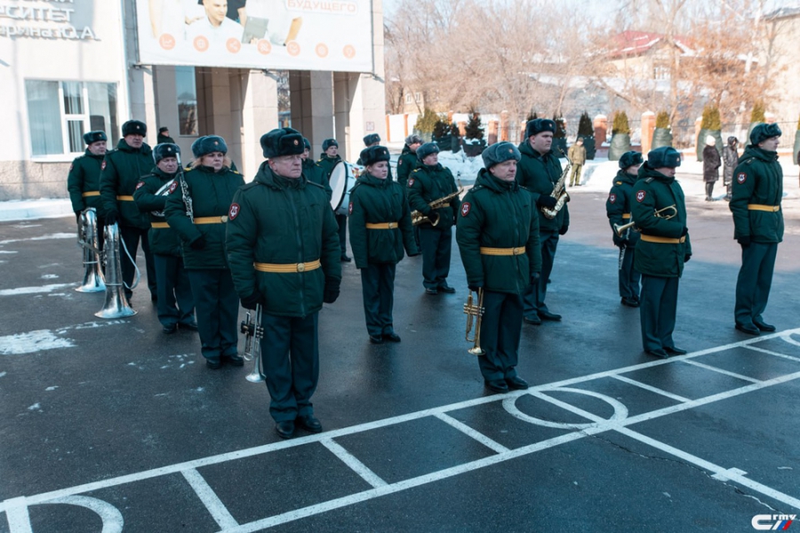 Свыше 400 студентов СГТУ прошли в строю под звуки оркестра