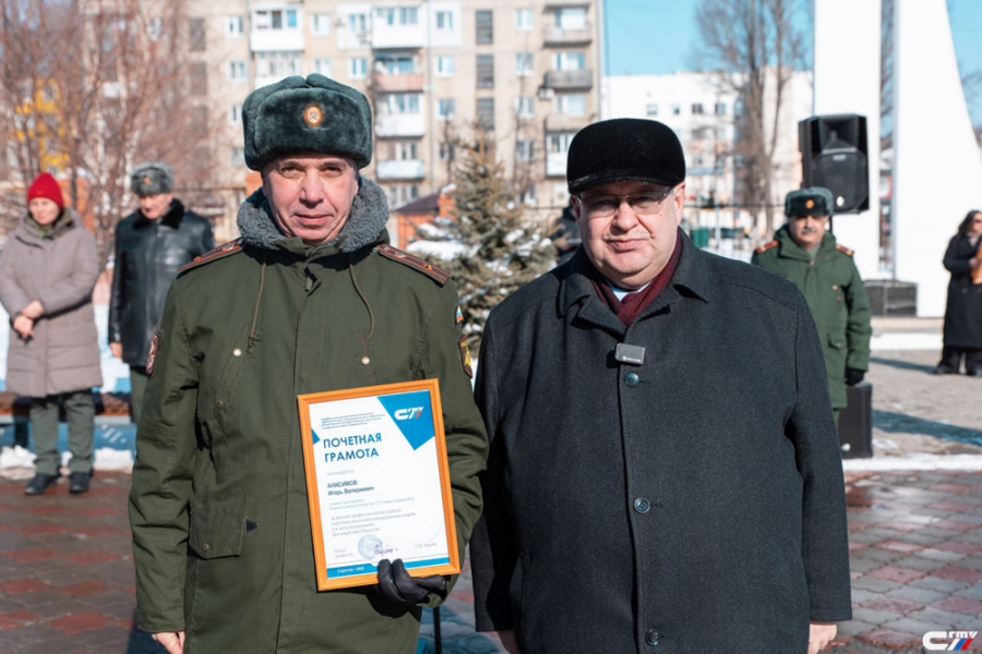 Свыше 400 студентов СГТУ прошли в строю под звуки оркестра