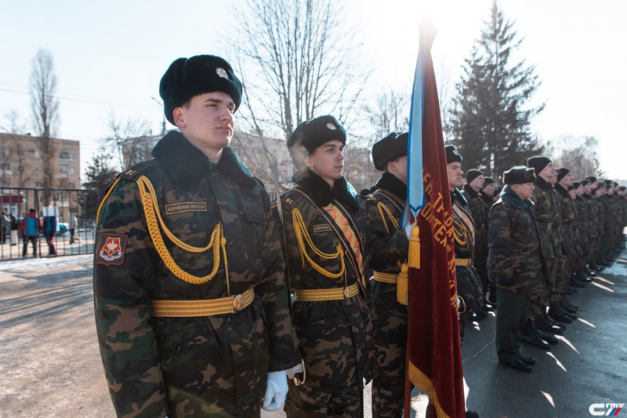 Свыше 400 студентов СГТУ прошли в строю под звуки оркестра