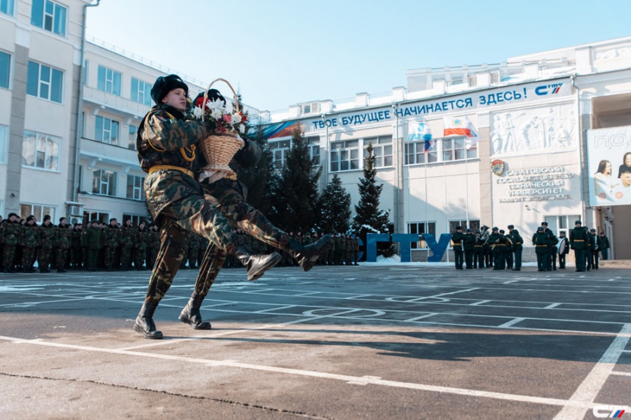 Свыше 400 студентов СГТУ прошли в строю под звуки оркестра