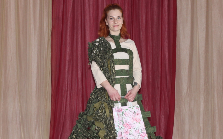 Саратовская заключенная в платье из маскировочной сети победила в конкурсе ФСИН