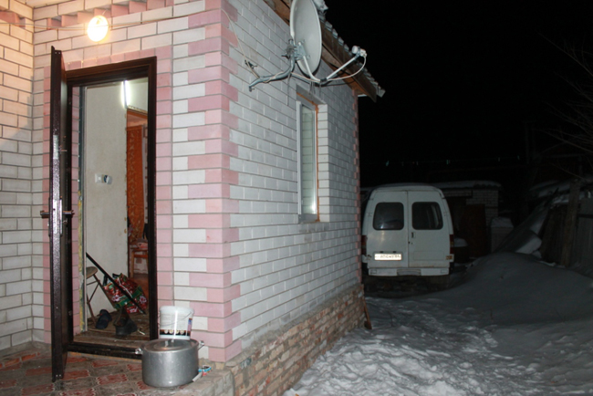 Полиция штурмом взяла дом предполагаемых наркодилеров