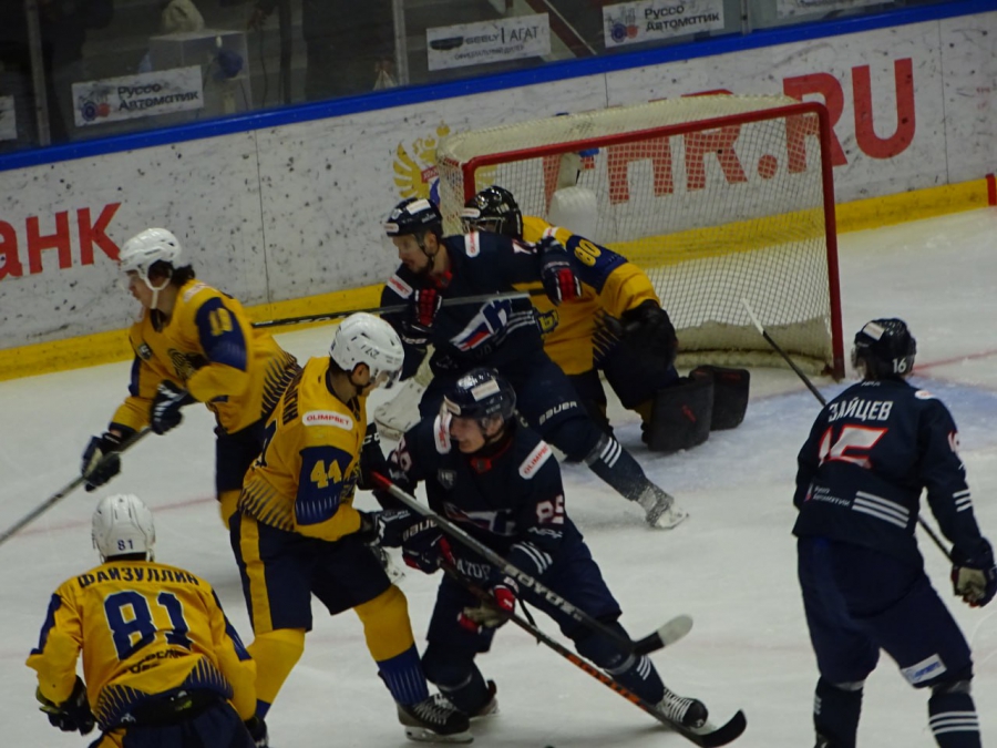 «Кристалл» пропустил три шайбы за 41 секунду, но победил