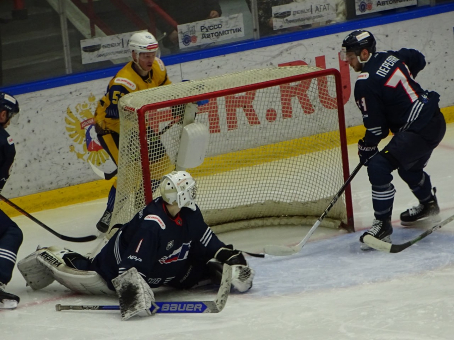 «Кристалл» пропустил три шайбы за 41 секунду, но победил