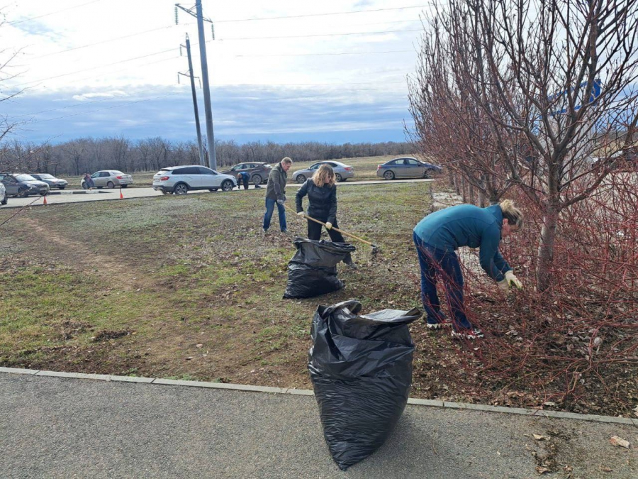 В Энгельсе на общегородской субботник вышли порядка 3 тысяч человек