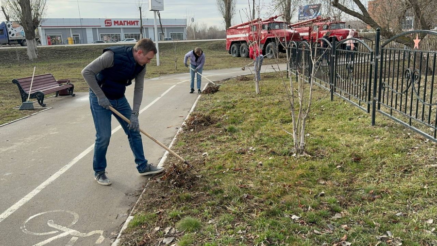 В Энгельсе на общегородской субботник вышли порядка 3 тысяч человек