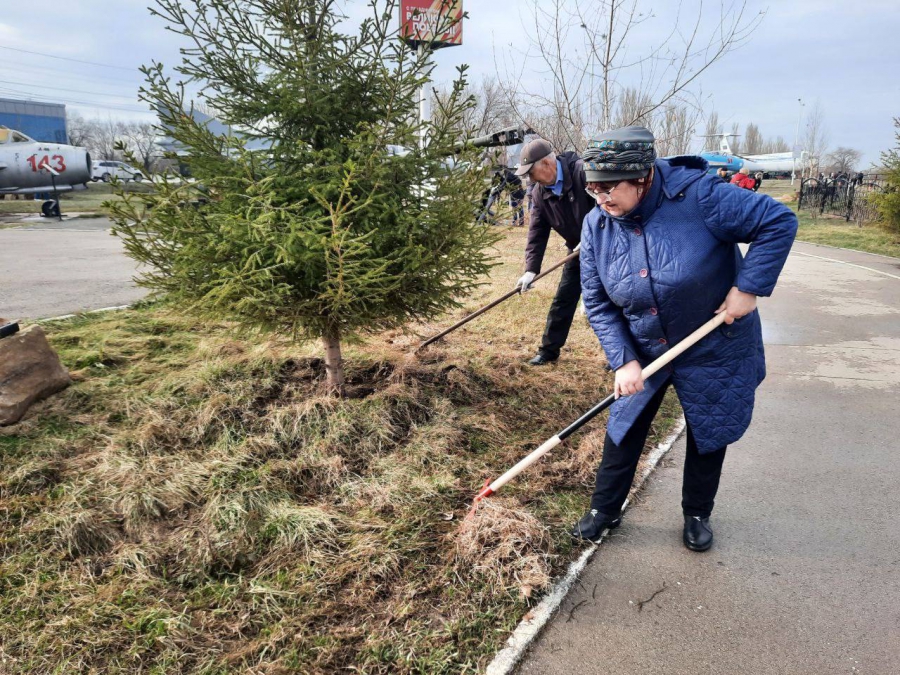 В Энгельсе на общегородской субботник вышли порядка 3 тысяч человек