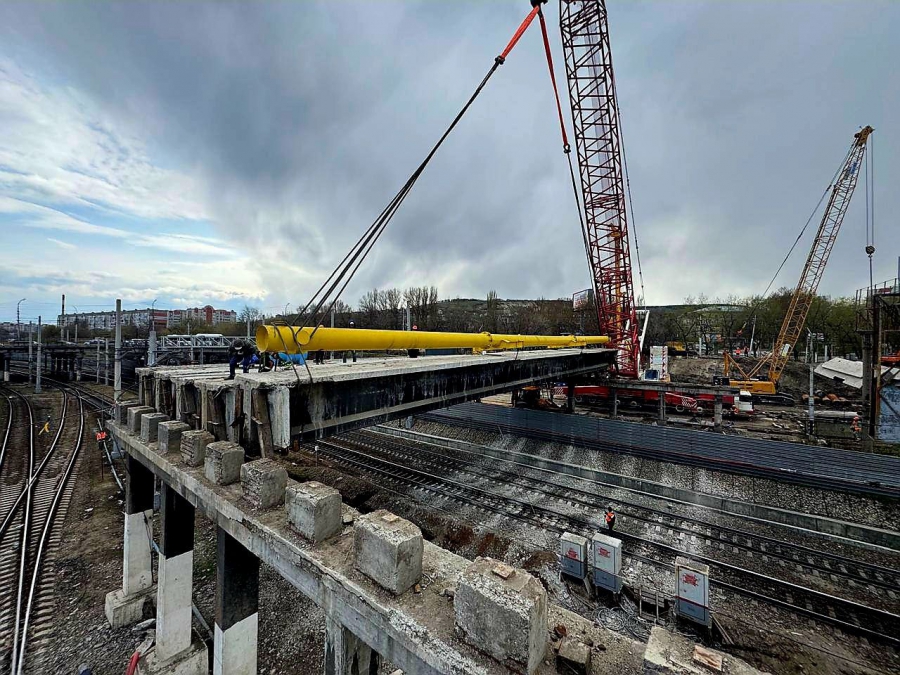 Для демонтажа самой большой секции моста на Стрелке пригнали 550-тонный кран