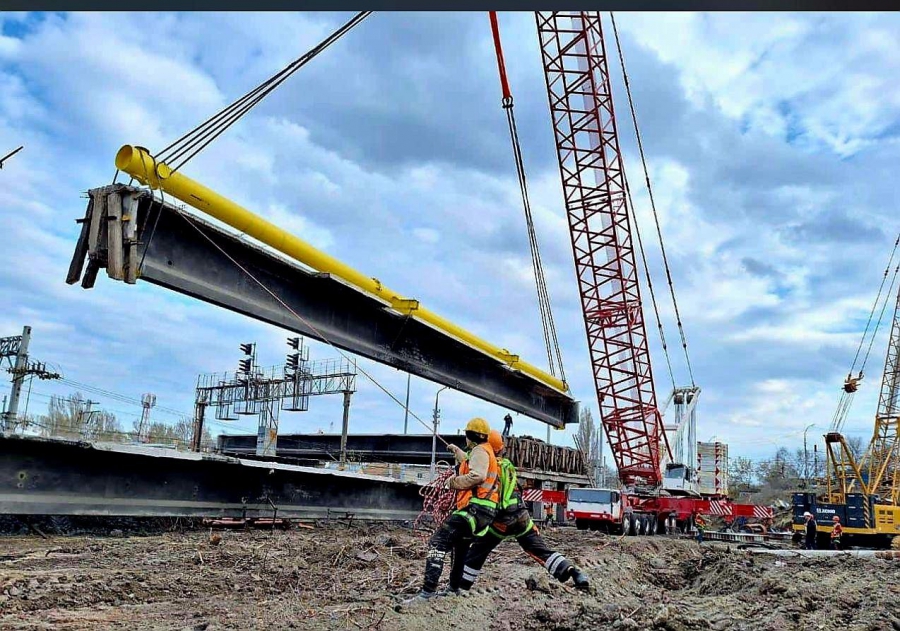 Для демонтажа самой большой секции моста на Стрелке пригнали 550-тонный кран