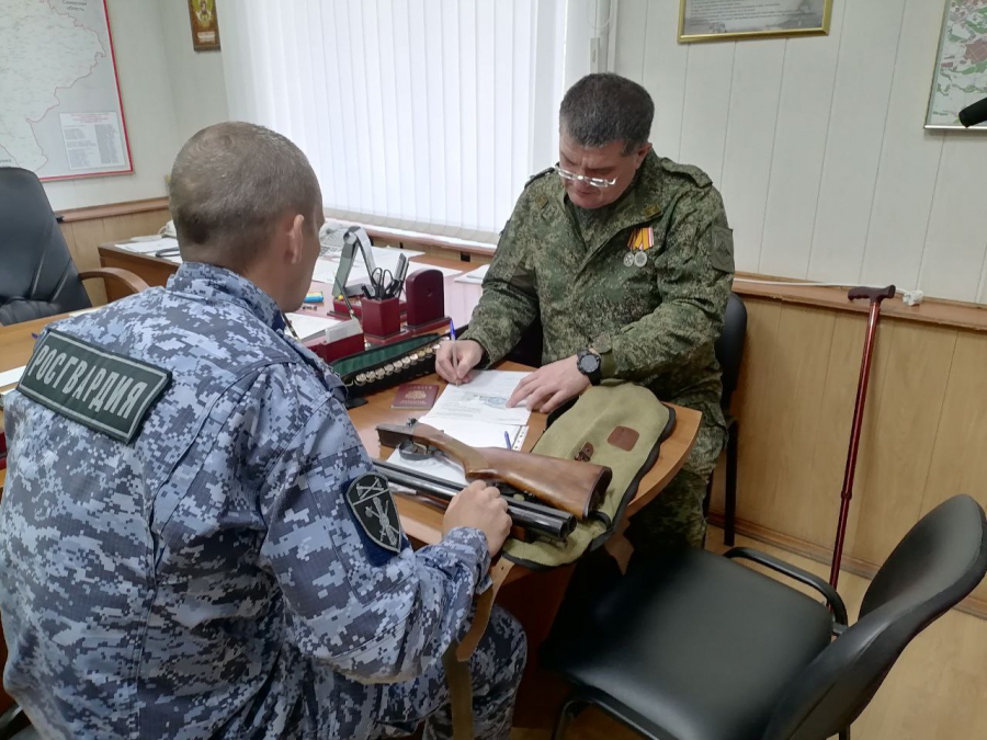 В Саратове ветеран СВО передал на передовую свое охотничье ружье и патроны