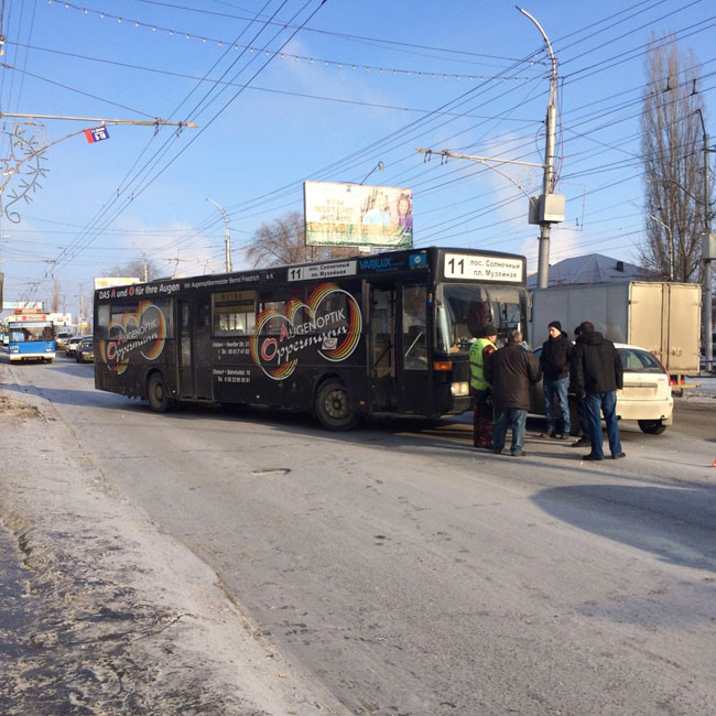 ДТП с участием автобуса заблокировало движение по проспекту 50 лет Октября