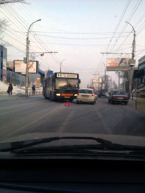 ДТП с участием автобуса заблокировало движение по проспекту 50 лет Октября
