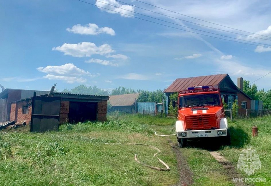 В Базарно-Карабулакском районе на пожаре пострадали мужчина и 16-летняя девушка