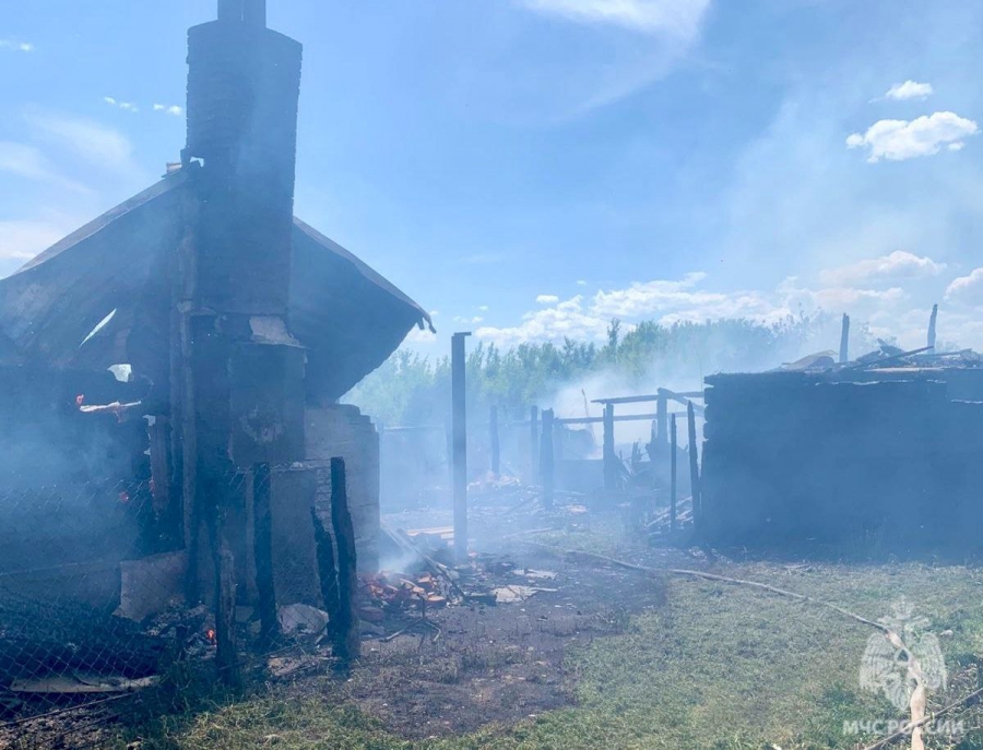 В Базарно-Карабулакском районе на пожаре пострадали мужчина и 16-летняя девушка