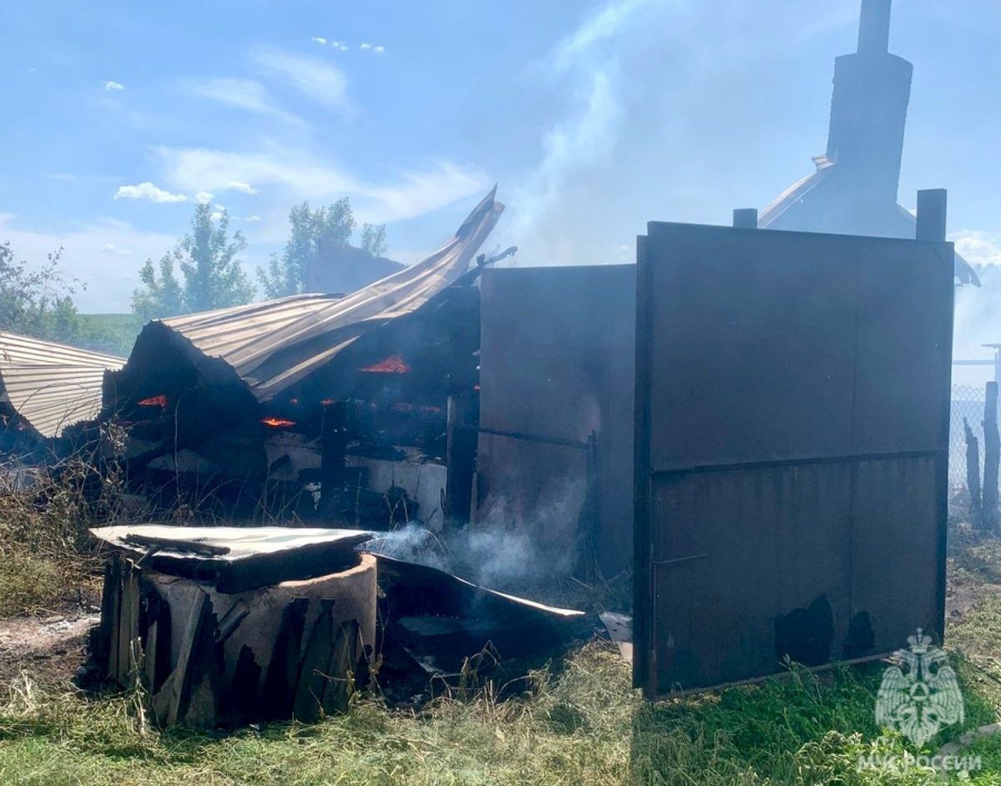 В Базарно-Карабулакском районе на пожаре пострадали мужчина и 16-летняя девушка