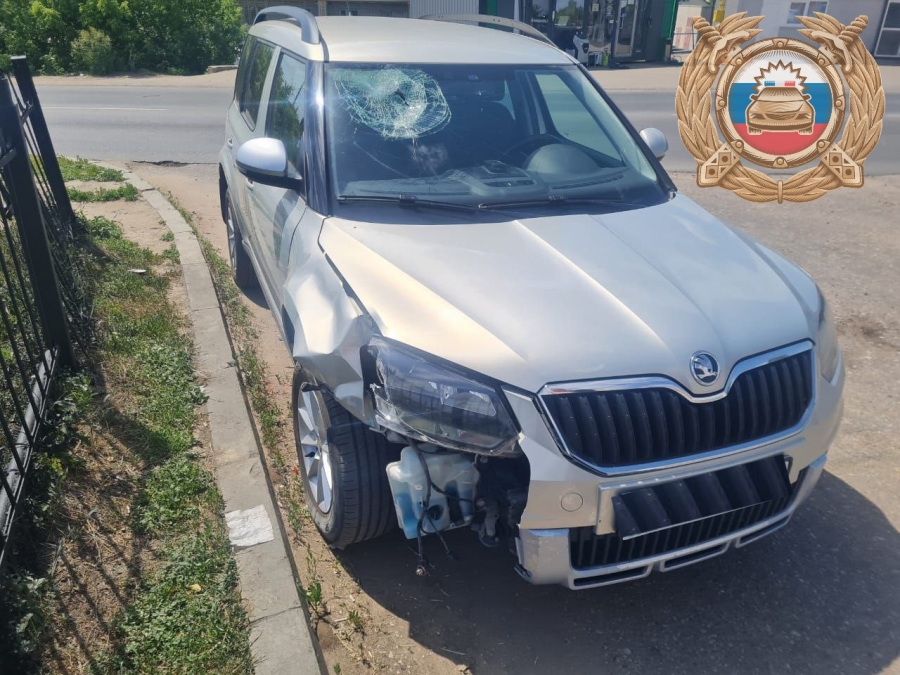 На Усть-Курдюмской женщина-водитель на «Шкоде» врезалась в дорожный знак