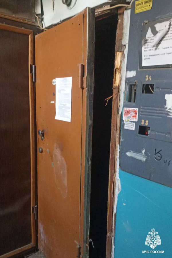 В Энгельсе пенсионер едва не сгорел в заваленной мусором квартире