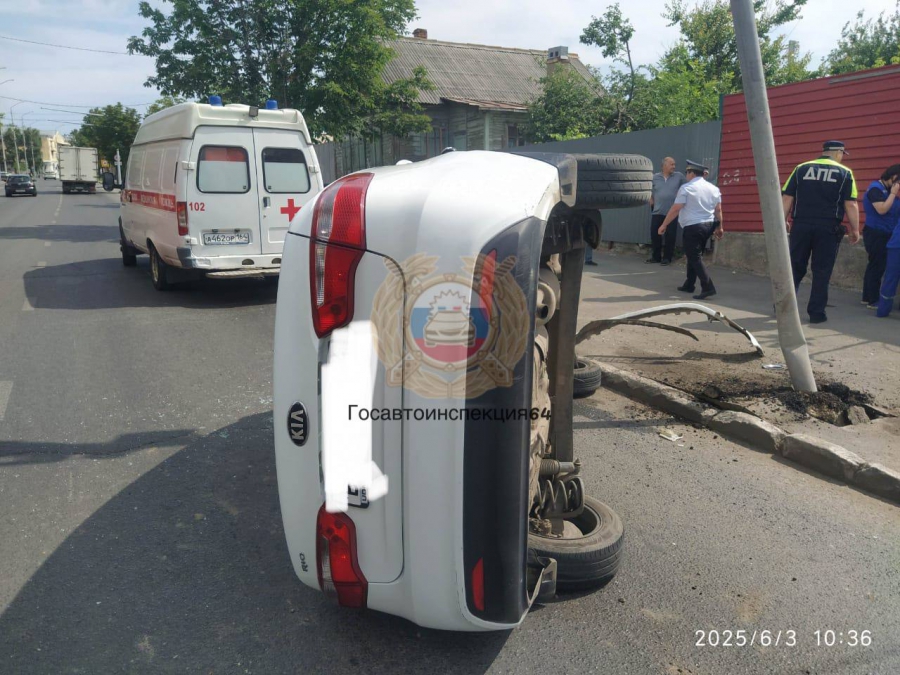 На Мясницкой два человека пострадали при столкновении «Киа Рио» со столбом