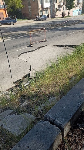 В Заводском районе образовалась огромная яма на дороге