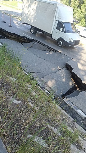 В Заводском районе образовалась огромная яма на дороге