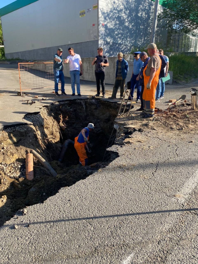 В Заводском районе образовалась огромная яма на дороге