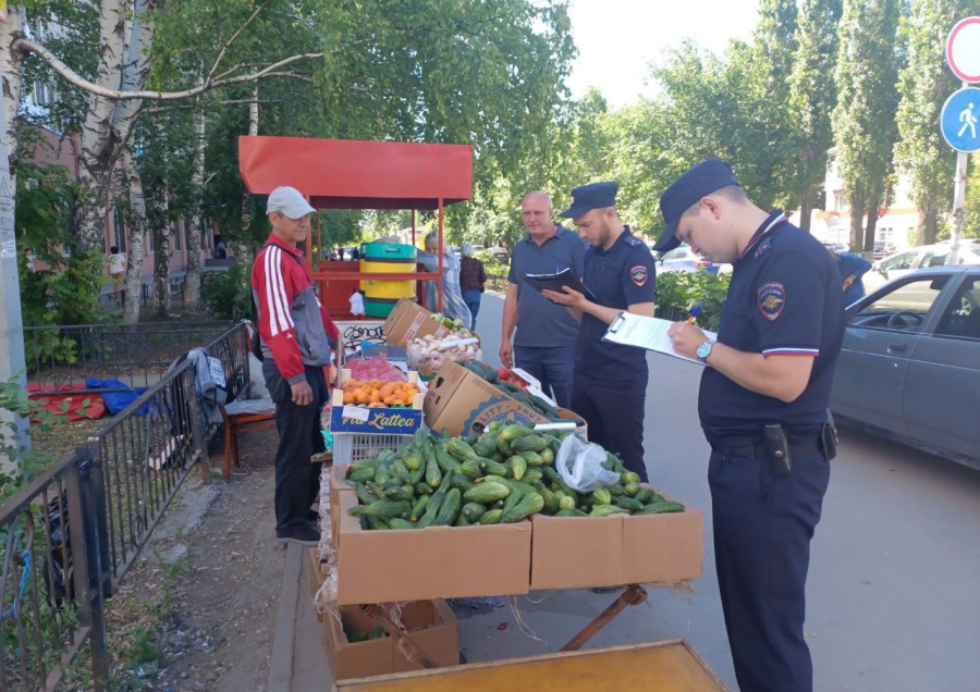 В Энгельсе мужчину арестовали за неоднократную уличную торговлю