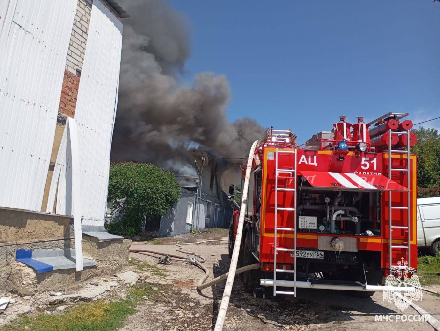 В Саратове горит станция техобслуживания автомобилей