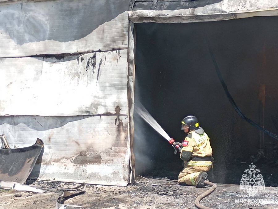 В Саратове горит станция техобслуживания автомобилей