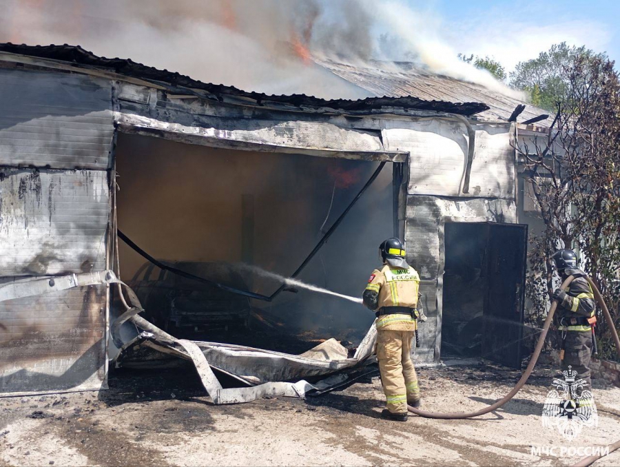 В Саратове горит станция техобслуживания автомобилей