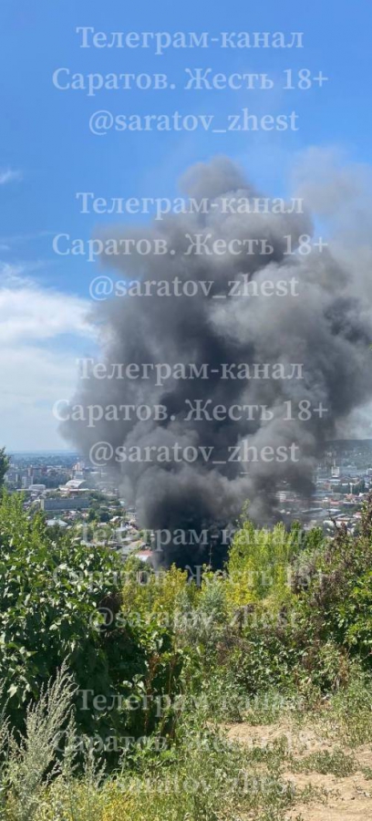 В Саратове горит станция техобслуживания автомобилей
