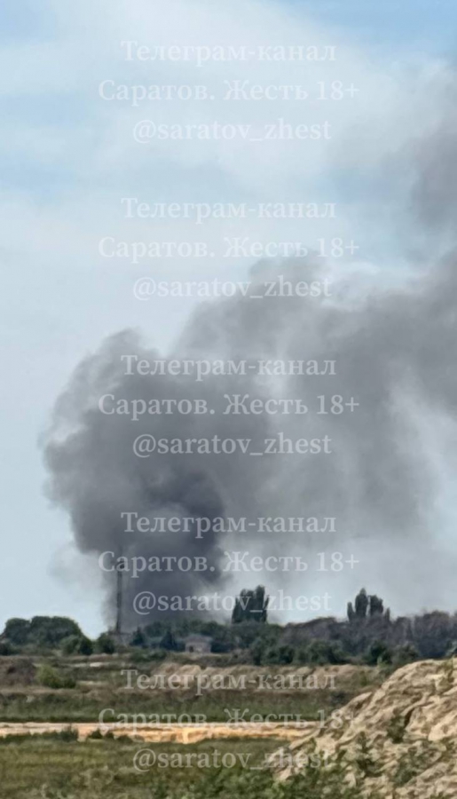 В Саратове горит станция техобслуживания автомобилей