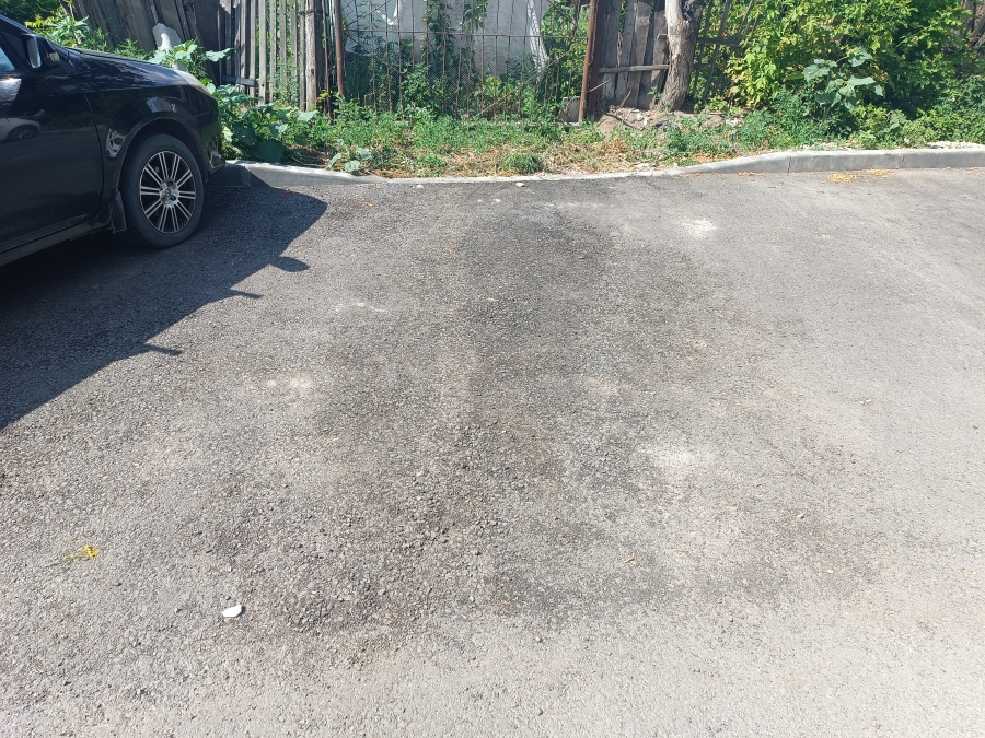 На Ново-Астраханской 37/43 разрушается асфальт на парковке