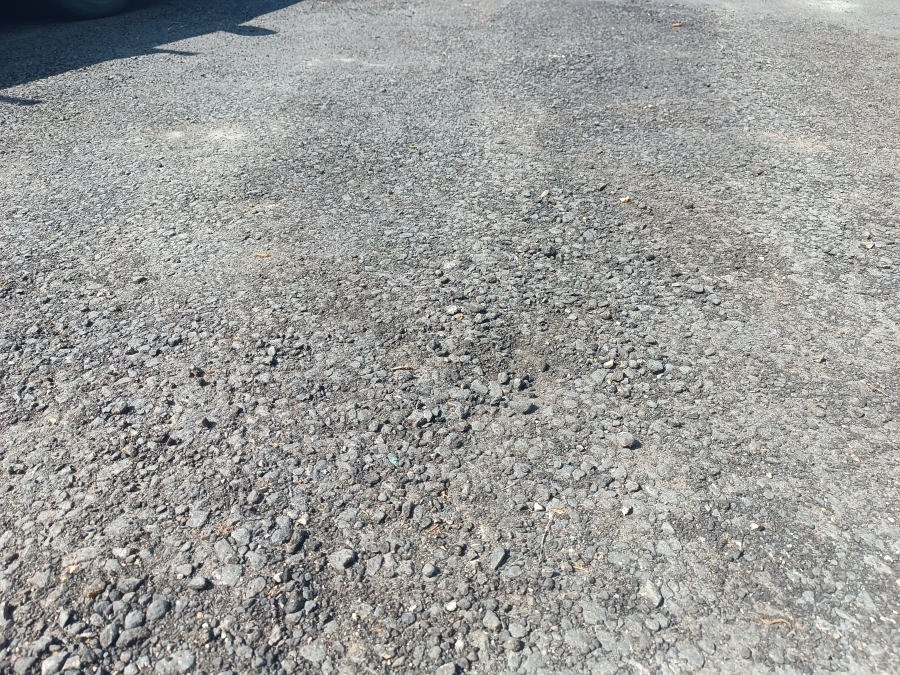 На Ново-Астраханской 37/43 разрушается асфальт на парковке