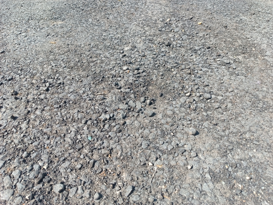 На Ново-Астраханской 37/43 разрушается асфальт на парковке