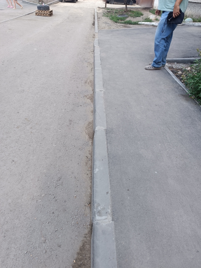 На Ново-Астраханской 37/43 разрушается асфальт на парковке