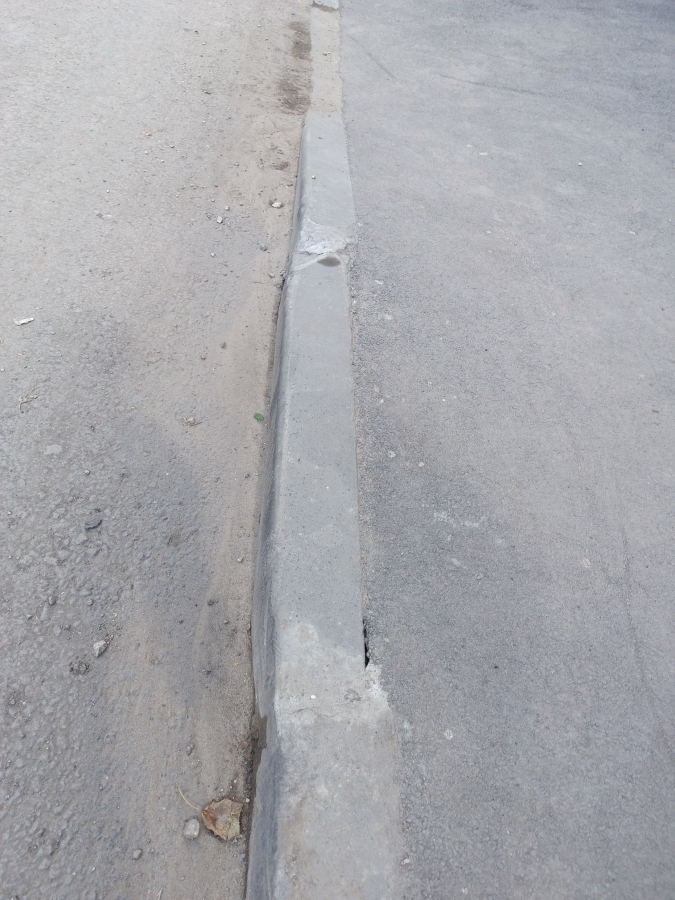 На Ново-Астраханской 37/43 разрушается асфальт на парковке