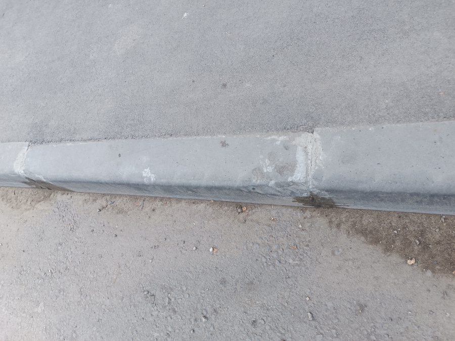 На Ново-Астраханской 37/43 разрушается асфальт на парковке