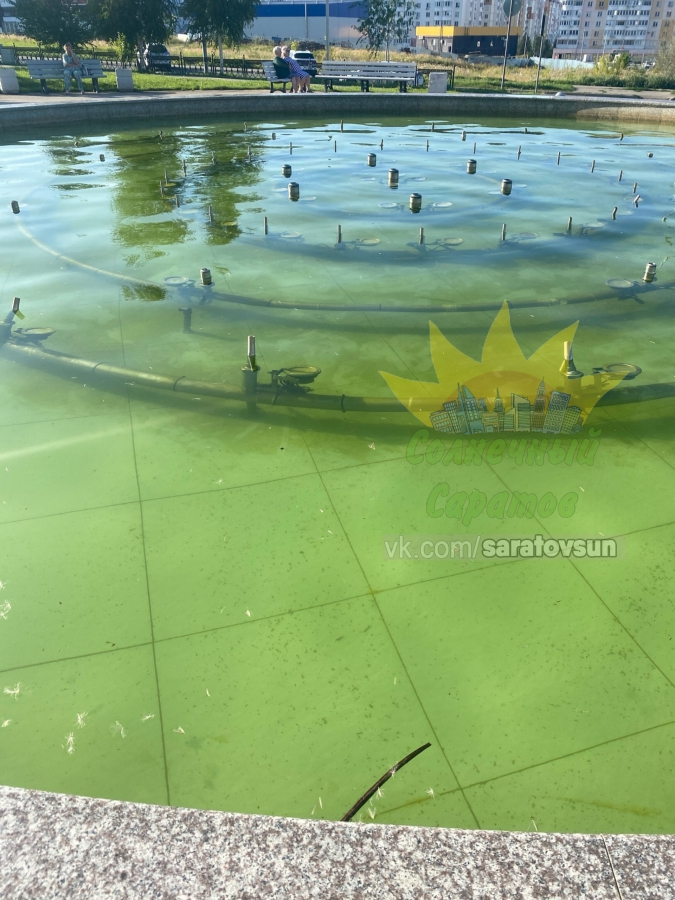 Жители Солнечного-2 пожаловались на неработающий фонтан с помутневшей водой