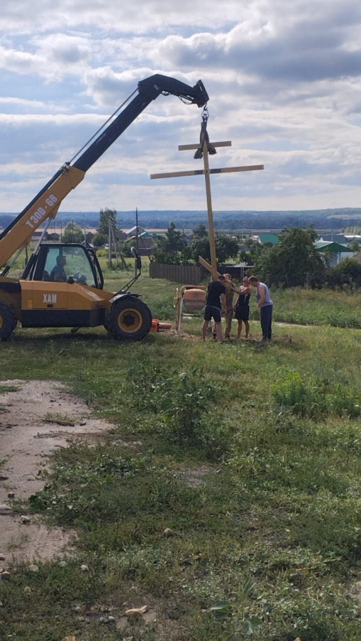 В Лысогорском районе по инициативе бойца СВО установили поклонный крест
