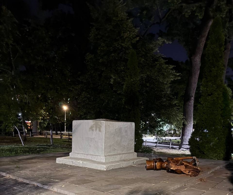 В горпарке Саратова маленькая девочка погибла от падения деревянной скульптуры