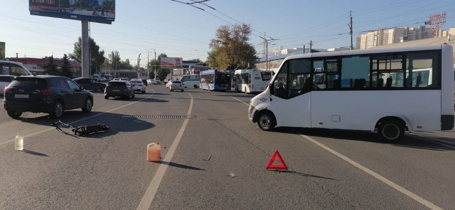 На площади Ленина маршрутка сбила самокатчика