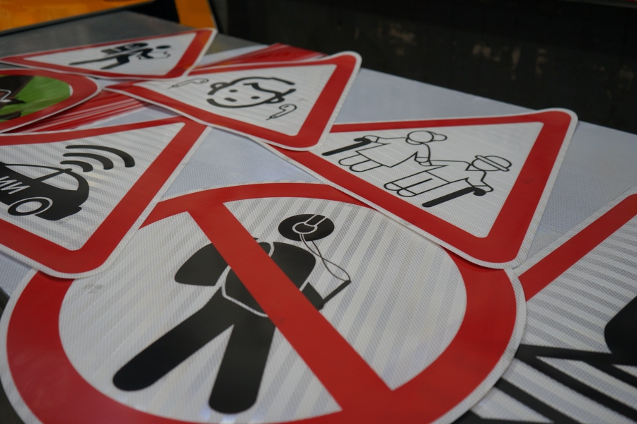 В Саратове изготовили новые дорожные знаки по макетам школьников