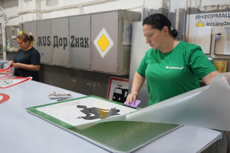 В Саратове изготовили новые дорожные знаки по макетам школьников