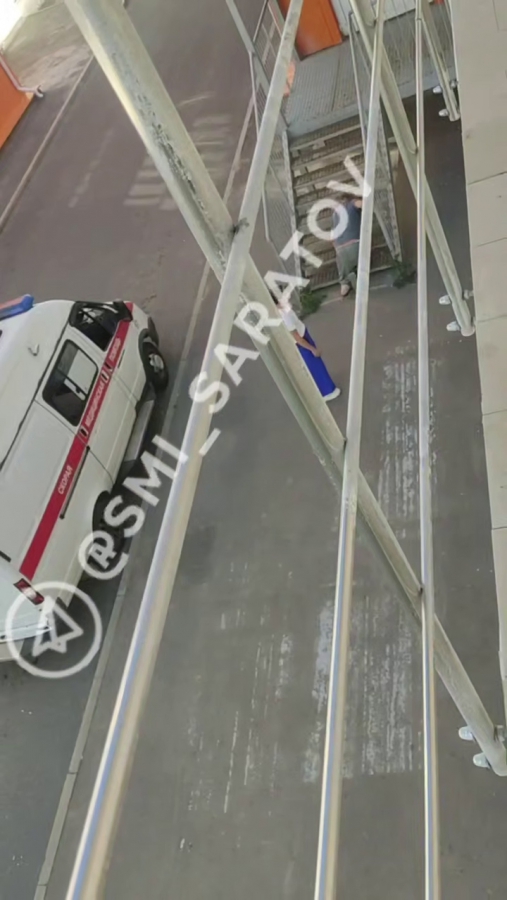 В Саратове пациент-инвалид полз в больницу по ступеням. Минздрав начал проверку