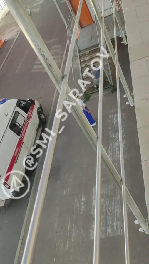 В Саратове пациент-инвалид полз в больницу по ступеням. Минздрав начал проверку